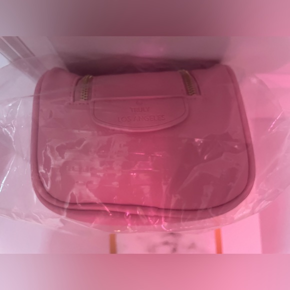 Barbie 💖 TRULY Pink Limited Edition Cosmetic Bag from the Dream Bundle 💕 - Picture 7 of 10